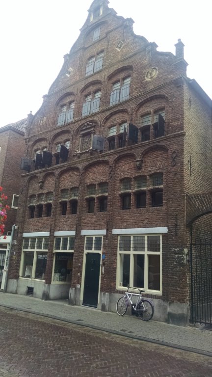 1588 building in Grotekerkstraat